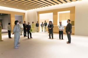 新博物館のエントランスホールを視察する市長の写真