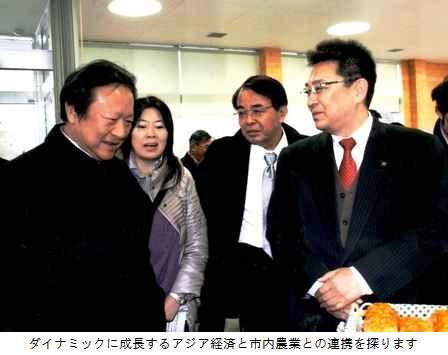 関係者らと対話する関口市長。