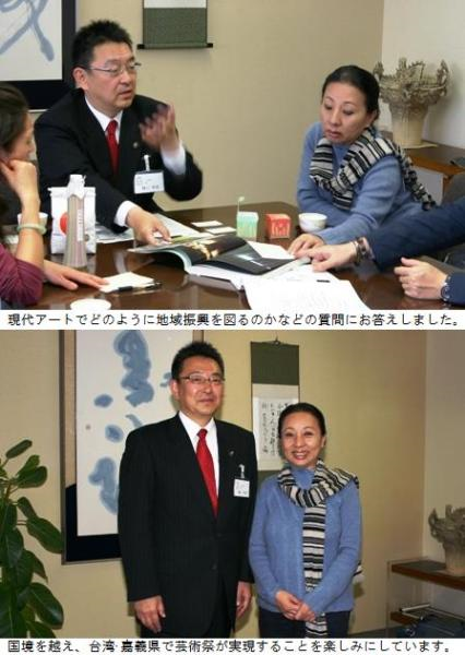 関係者と協議をする関口市長。笑顔で記念撮影をする関口市長。