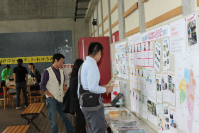 参加者が会場内の展示物を見ている。