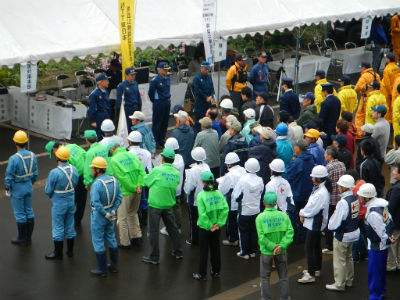 テントの前に整列する参加者たち。