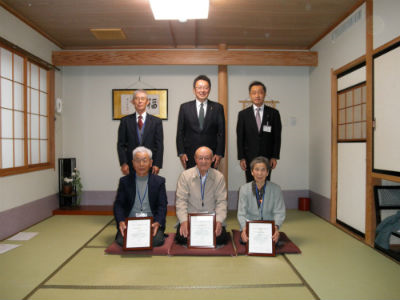 新たに名老に認定された3人の方と記念撮影をする関口市長。