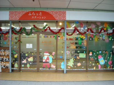 クリスマスの飾り付けが施された店舗の窓。