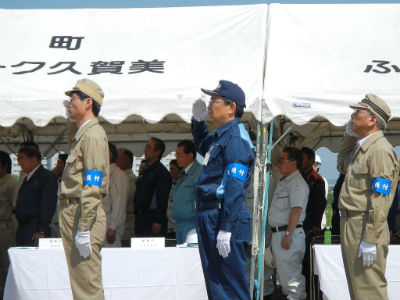 テント内にたくさんの参加者たちが整列している。