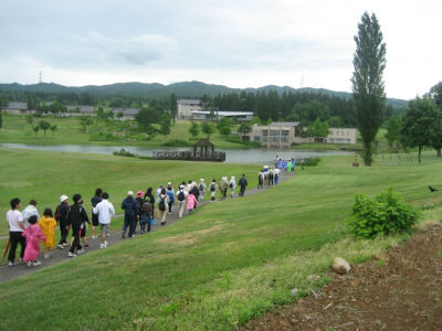 参加者たちが列になってコースを歩いている。