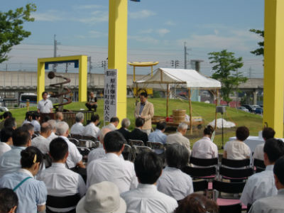 屋外で参加者の前に立って話をする関口市長。