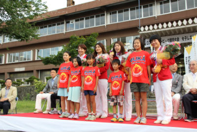 代表選手と記念撮影をする子供たち。