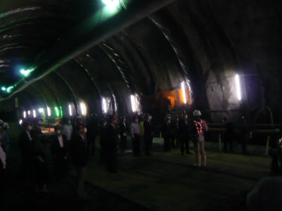 八箇峠トンネル内を見学する人々。