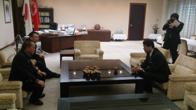 関口市長と泉田知事が懇談している。