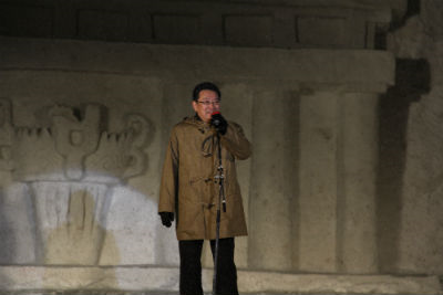 市長が雪のステージの上で話をしている。