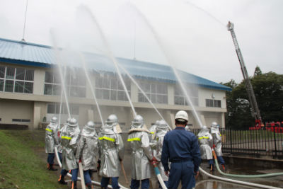 大勢の隊員が建物に向かって放水している。