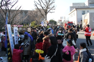 会場に大勢の人々が集まっている。