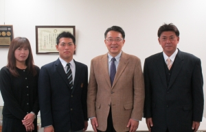 記念撮影をする関口市長と池田貴将選手、関係者たち。
