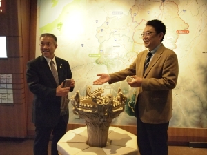 火焔型土器の前で記念撮影をする関口市長と奥山知雄町長。