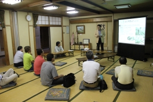 関口市長が参加者の前でプレゼンを行っている。