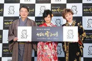 着物姿の小島瑠璃子さん、小林幸子さんと記念撮影をする関口市長。