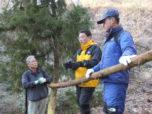 関口市長が現地視察をする様子。