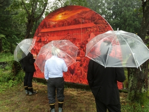雨の中青柳文化庁長官が視察をしている。