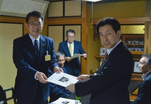 関口市長が大臣に要望書を手渡している。
