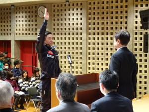 壇上で宮沢大志選手が選手宣誓をしている。
