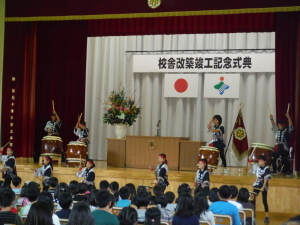 会場前方で太鼓のパフォーマンスが行われている。