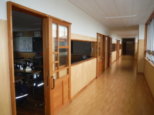 木材が多用されたぬくもり溢れる校舎内の様子。