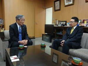 亀山石巻市長と関口市長が懇談している。