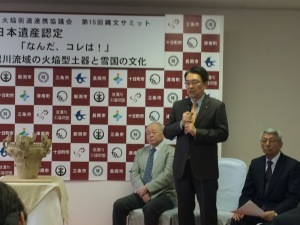 関口市長が関係者の前で話をしている。