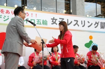 ステージ上で選手に言葉をかける関口市長。