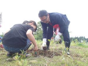 植樹祭にて子どもと一緒に植樹を行う市長の写真