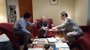 スタラーチェ大使と会談する市長の写真