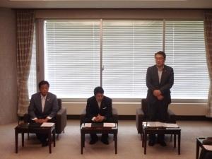 締結式に臨んで挨拶を述べる市長の写真。写真には市長と共に米山新潟県知事、林南魚沼市長も同席している様子が確認できる