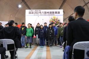 式典に臨んで披露された、川治小学校児童による「天神囃子」の一幕をおさめた写真
