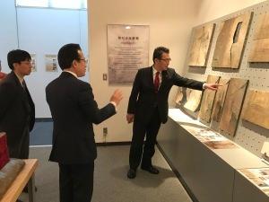 文化庁「キトラ古墳壁画」の再現技術の説明を受ける市長の写真