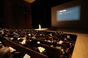 多くの来場者で埋まった会場の様子の写真