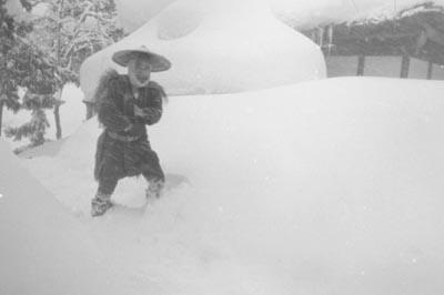 雪の上でかんじきで道をつける「道ふみ」をしている男性の当時の写真
