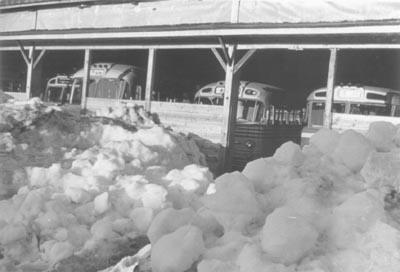 冬の間は運行しない為、車庫の周りに雪が積もっている当時の写真