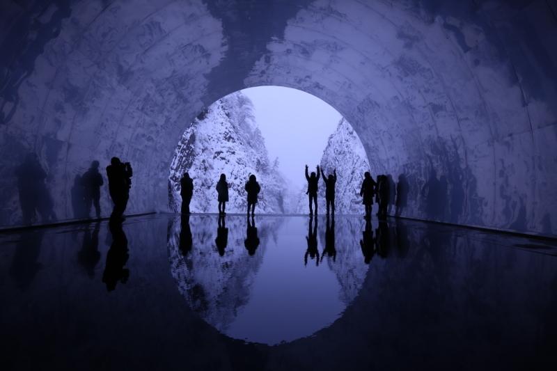 タイトル「Tunnel of Light」と名付けられた清津峡渓谷トンネルの中で幻想的な青い色で囲まれた場所の写真