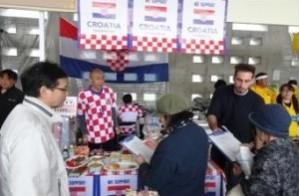 十日町産業フェスタのPRブースにおける、クロアチアの物産販売およびクロアチア料理の提供風景の写真