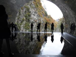 清津峡渓谷トンネル最奥部のパノラマステーションの写真。現地に設けられた水鏡に、外部の秋の清津峡が映し出されているのが確認できる