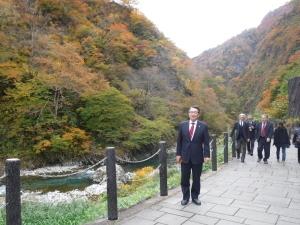 秋の清津峡を視察する市長の写真