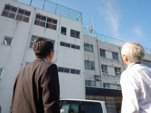 川西支所に設置されたデジタル同報系防災行政無線の屋外スピーカーを見上げる市長の写真