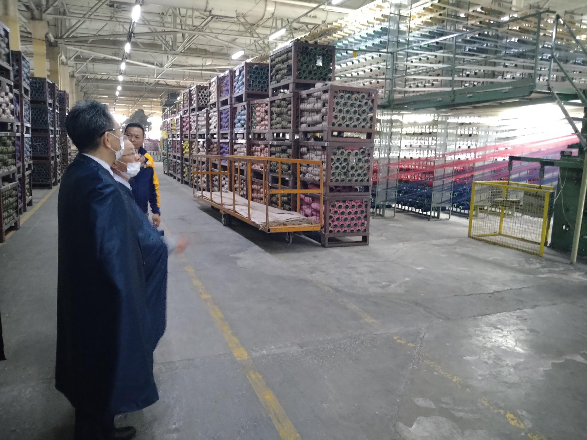 カーペット巨大工場を視察している市長の写真