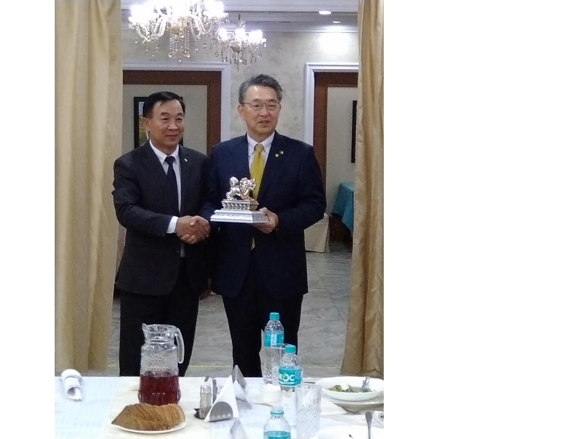 ツメンジャルガル オルホン県知事兼エルデネト市長と関口市長の写真