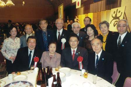 東京新潟県人会100周年記念式典で記念撮影を行う関口市長と関係者たち