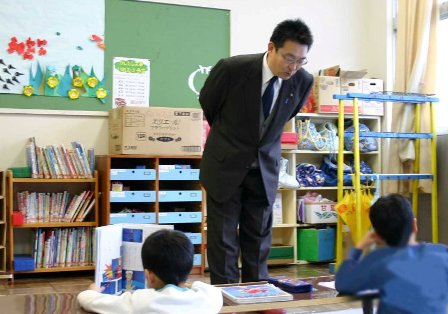 学校現場を視察する関口市長