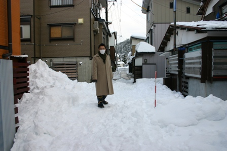 市内で消雪パイプや流雪溝整備の要望がある箇所を視察する関口市長