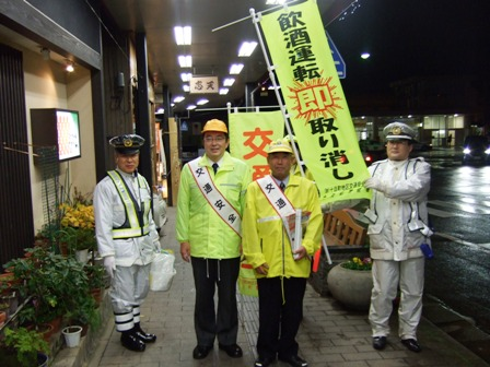 飲酒運転根絶のため飲食店を訪問する関口市長