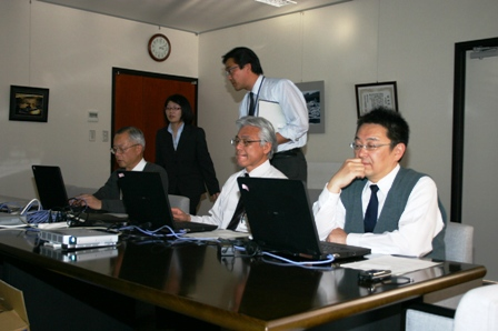 市役所応接室で、パソコン操作をしている関口市長、村山副市長、蔵品教育長。