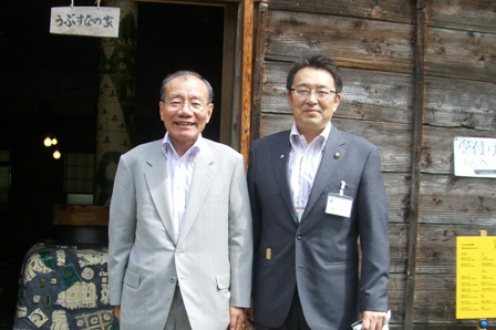 真鍋武紀香川県知事と関口市長が隣り合って微笑んでいる。